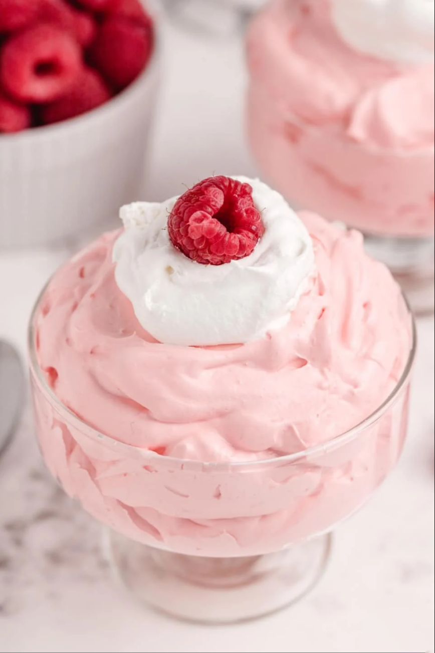 "Creamy Raspberry Jello Parfait: A Visual Symphony of Sweetness"