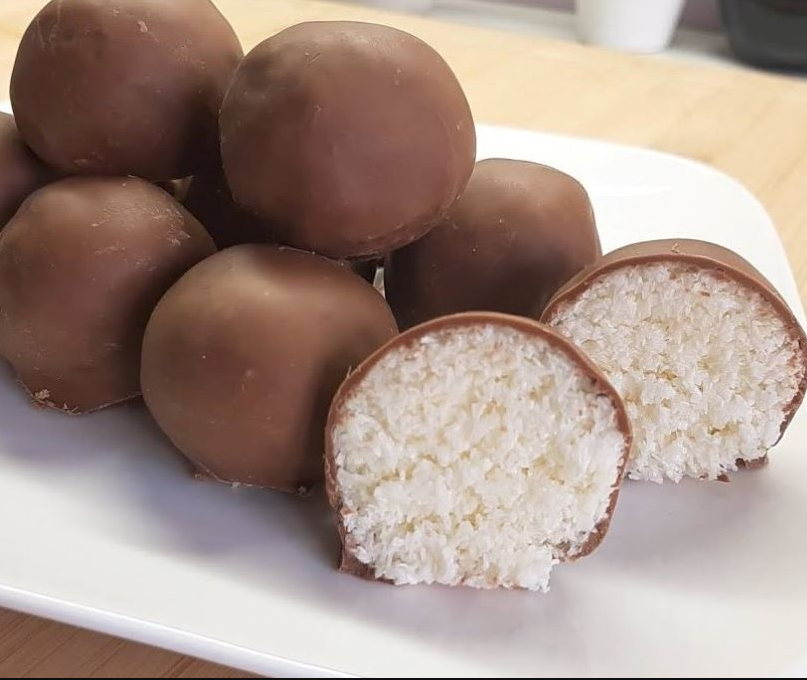 "Irresistible No-Bake Coconut Cream Balls: A Holiday Delight"